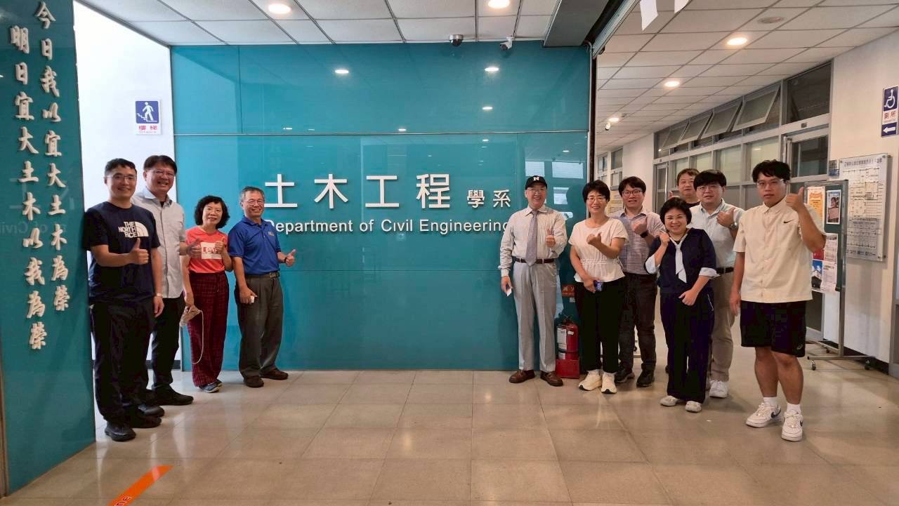 宜大土木系辦留影